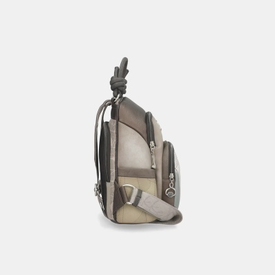 Mochila pequena com vários compartimentos em tons de bege, cinza e marrom