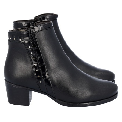Botas pretas de senhora em pele com salto e tachas