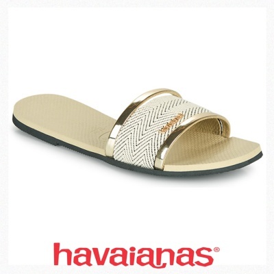 Chinelo Havaianas bege com tira branca e dourada e sola preta