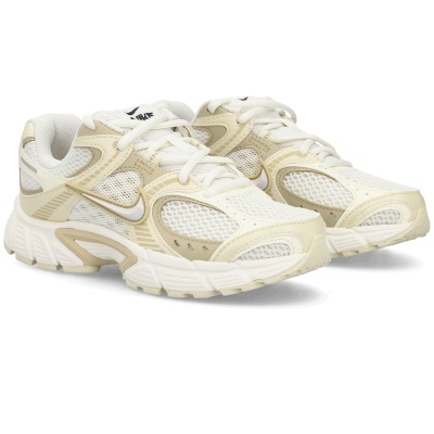 Par de sapatilhas Nike branco e bege com logo Nike visível