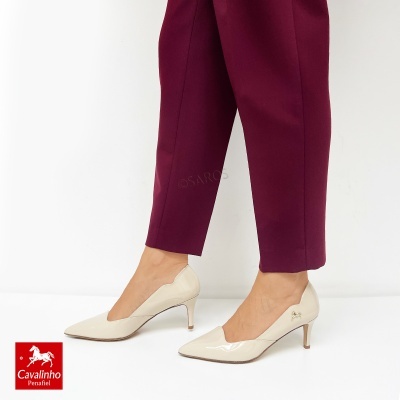 Sapatos de salto verniz creme com detalhe dourado e calças roxas