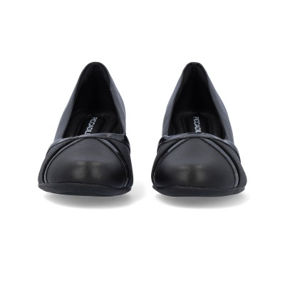 Sapatilhas pretas de bico quadrado com detalhe cruzado