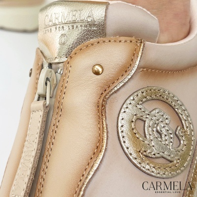 Sapatilha cremosa bege e dourada com fecho de correr e emblema CARMELA
