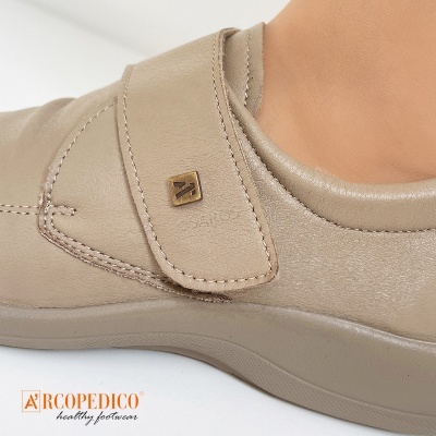 Sapato castanho claro de senhora com velcro e sola de borracha, marca Arcopedico