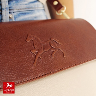 Mala de ombro em pele castanha com logotipo de cavalo e tecido bege
