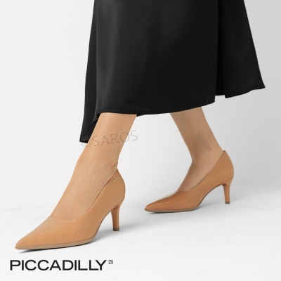 Sapatos salto médio bege brilhante com saia preta e fundo branco