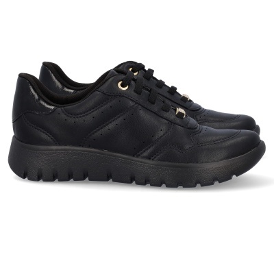 Par de sapatilhas pretas com sola preta e atacadores pretos em fundo branco