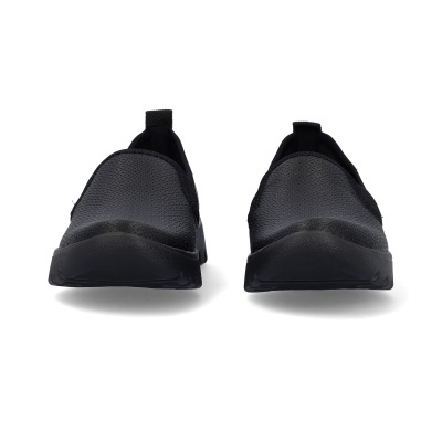 sapatos desportivos pretos texturizados sem atacadores