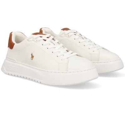 Ténis brancos em couro com detalhes castanhos e logo de cavaleiro bordado.