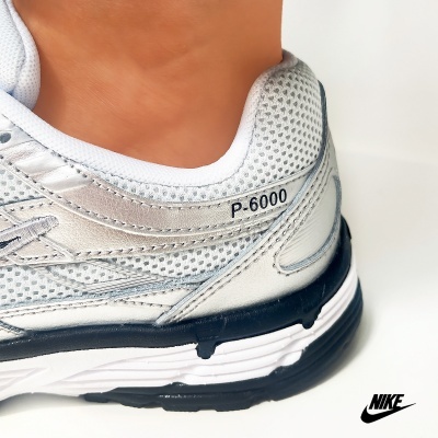 sapato desportivo branco e prateado Nike P-6000