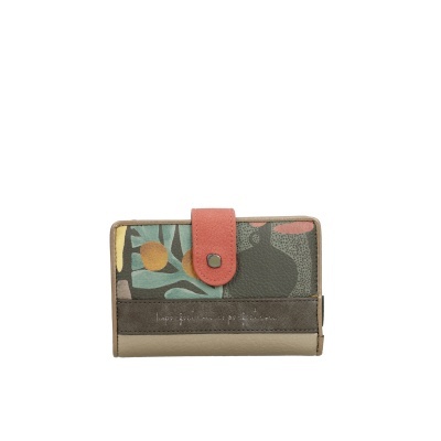 Carteira com múltiplas cores e padrões abstratos e fecho de botão coral