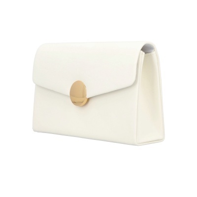 Mala clutch branca com fecho dourado
