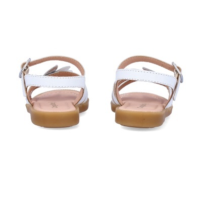 Par de sandálias brancas para crianças com sola castanha e fivela metálica prateada