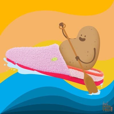 Ilustração de chinelo rosa felpudo com âncora amarela e batata caricata remando numa canoa- chinelo sobre ondas azuis.