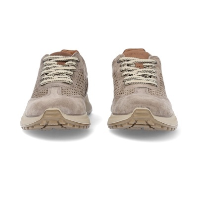 Sapatilhas castanhas claras em camurça com atacadores brancos e castanhos