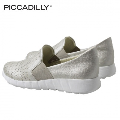 Sapatos de senhora prateados com sola branca e textura perfurada