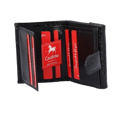 Carteira preta em pele com textura e etiquetas de cartão vermelhas