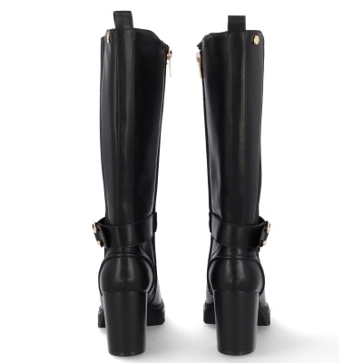 Botas pretas altas de salto grosso com fivelas douradas vistas de trás