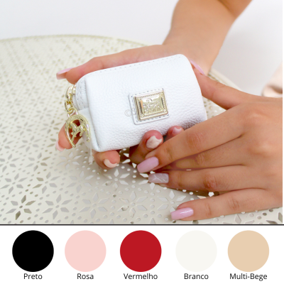 Carteira pequena branca em pele texturada com fecho dourado e placa quadrada com cavalo e texto.