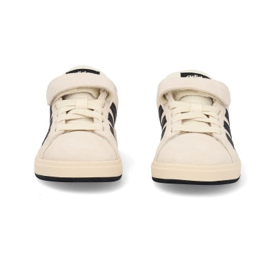 Sapatilhas Adidas claras com riscas pretas, cordões e velcro, apresentadas de frente em fundo branco