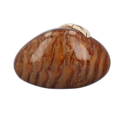 Mala de mão castanha com padrão marmoreado e fecho dourado