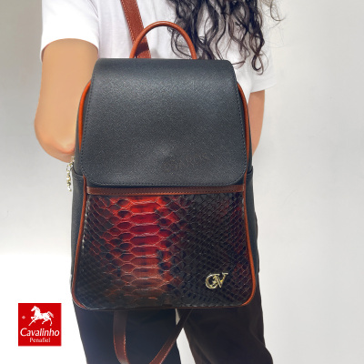 Mochila preta e castanha com textura tipo pele de cobra vermelha na frente