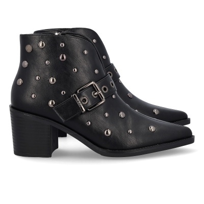 Botas pretas com tachas metálicas e salto quadrado