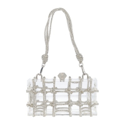 Mala clutch acrílica transparente com correntes prateadas em padrão de rede e alça de correntes prateadas