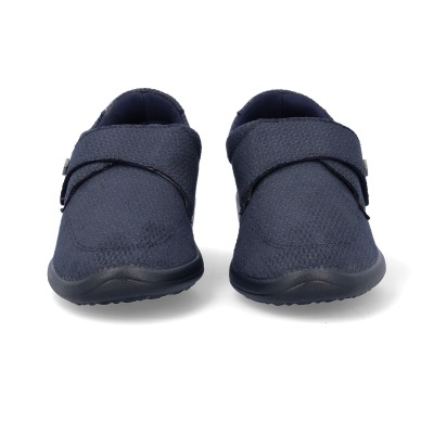 Chinelos azuis com velcro e sola preta sobre fundo branco.