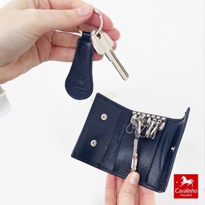 Carteira porta-chaves em pele azul escura com fechos metálicos prateados