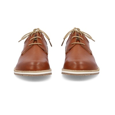 Sapatos masculinos castanhos em pele com textura perfurada e atacadores bege.
