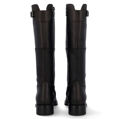 Botas altas pretas em couro vistas de trás