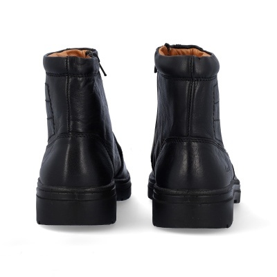 Botas pretas de couro com interior castanho e sola preta vistas por trás