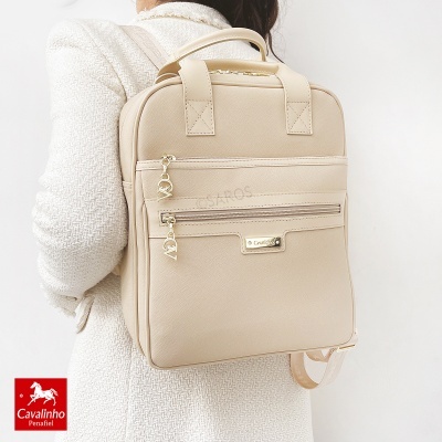 Mochila bege Cavalinho com fechos dourados e bolso frontal em fundo branco