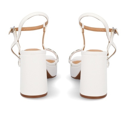 Sandálias brancas com salto bloco alto vistas da traseira