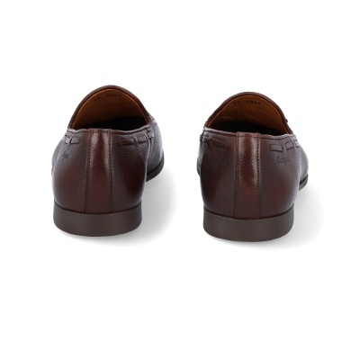 Sapatos de couro castanho escuro vistos de trás com numeração 42 e código 6054 na parte interior