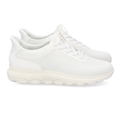 Ténis brancos de malha com sola espessa creme e atacadores.