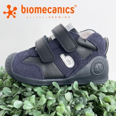 Sapato infantil preto Biomecanics com velcro sobre plantas artificiais e logótipo