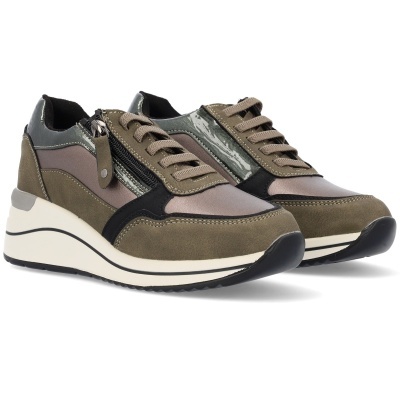 Sapatilhas de senhora verdes com fecho de correr e atacadores numa superfície branca