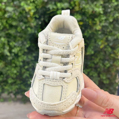 Ténis de criança New Balance creme com atacadores e detalhes em camurça