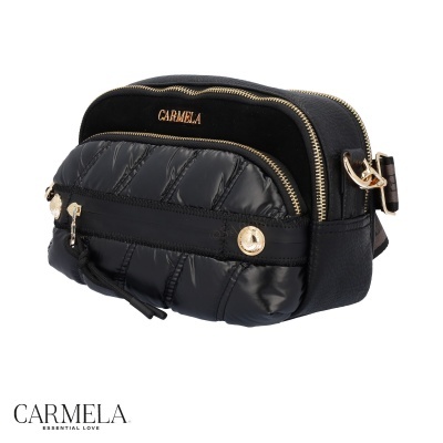 Bolsa preta Carmela com fecho dourado e design acolchoado