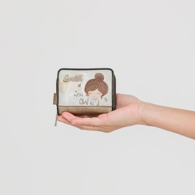 Carteira pequena quadrada com ilustração de mulher e texto em fundo branco