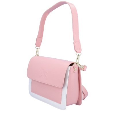 Mala de ombro rosa claro com detalhes brancos e relevo de cavalo