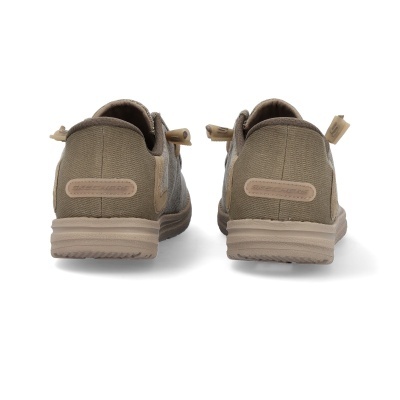 Sapatilhas Skechers castanhas vistas de trás com sola bege e etiqueta com escrito SKECHERS