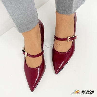 Sapatos femininos de verniz bordeaux com fivela dourada