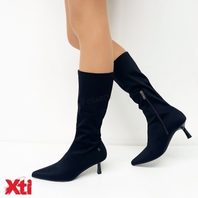 Botas femininas pretas Xti com salto fino e fecho lateral