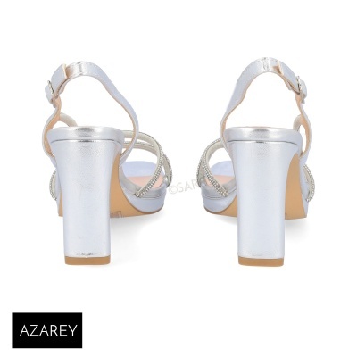 Sandálias prateadas com salto alto grosso e tiras finas