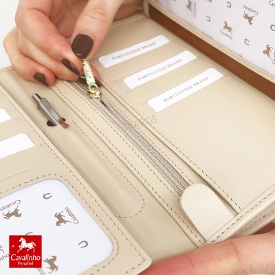 Carteira bege com fecho de zíper dourado e compartimentos para cartões com etiquetas
