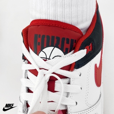 Ténis Nike branco com detalhes vermelhos e pretos e atacadores brancos