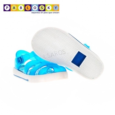 Sandálias de criança azuis transparentes com sola branca antiderrapante e logotipo Pablosky
